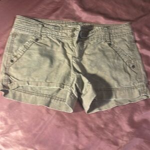 Like new, worn style cargo shorts